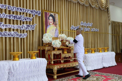 ร่วมกิจกรรมเนื่องในวันคล้ายวันสวรรคตพิธีบำเพ็ญกุศลอุทิศถวายและพิธีถวายดอกไม้จันทน์ภาคประชาชนตัวแทน งานพระราชพิธีถวายพระเพลิงพระบรมศพ สมเด็จพระนางเจ้าสิริกิติ์ พระบรมราชินีนาถ พระบรมราชชนนีพันปีหลวง ... พารามิเตอร์รูปภาพ 1