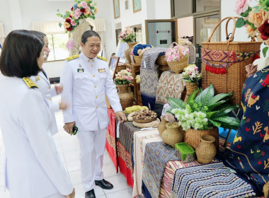 พิธีมอบลายผ้าพระราชทาน &quot;ผ้าลายดอกรักราชกัญญา&quot; พารามิเตอร์รูปภาพ 8